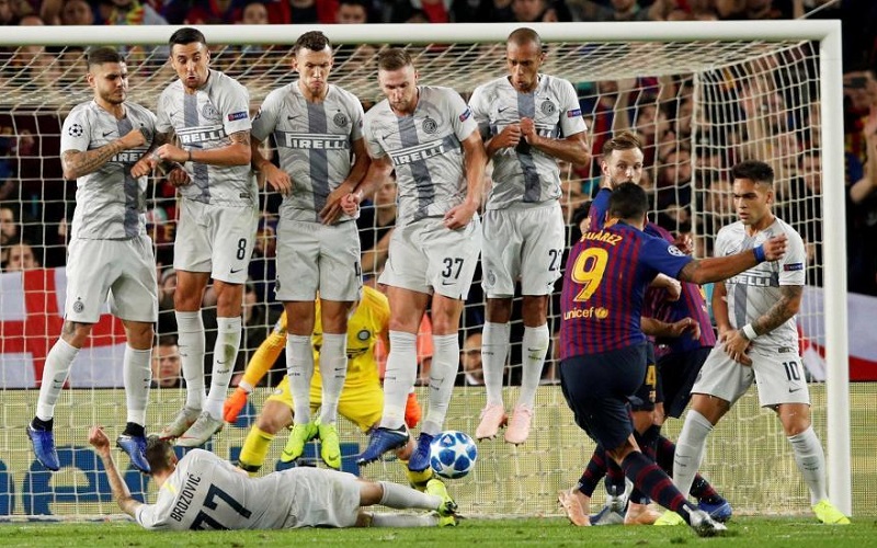 Hàng rào đá phạt đứng cách bóng bao nhiêu?