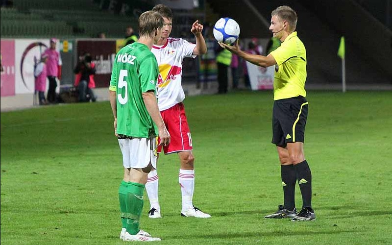 Lỗi phạt trên sân cỏ là gì?