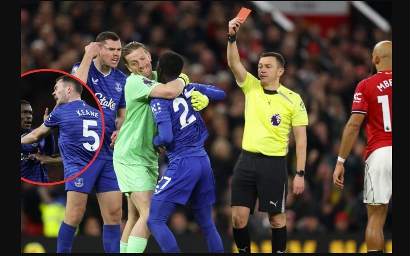 Sao Everton tát đồng đội trên sân Old Trafford