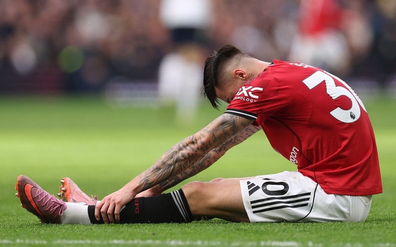 Sesko chấn thương gối, Quỷ Đỏ đau đầu