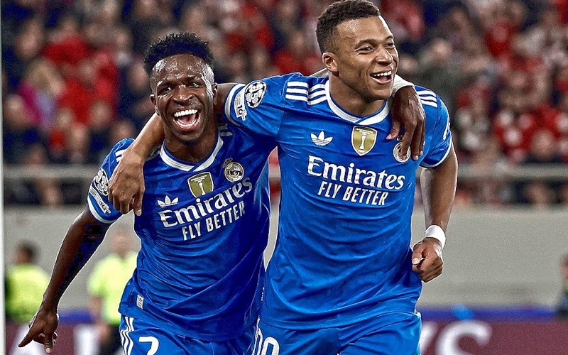 Siêu phẩm Poker từ Mbappe