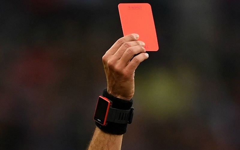 Thẻ đỏ tranh cãi gây ác mộng