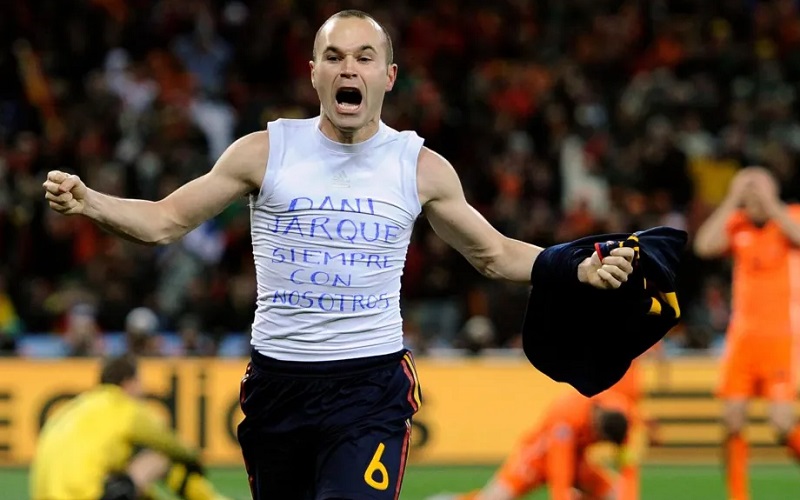 huyền thoại Andres Iniesta cũng từng nhận thẻ vàng ở chung kết World Cup 2010 vì cởi áo