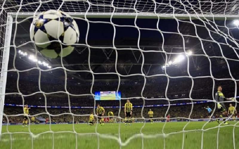 quả ném biên bóng bay vào khung thành đối phương